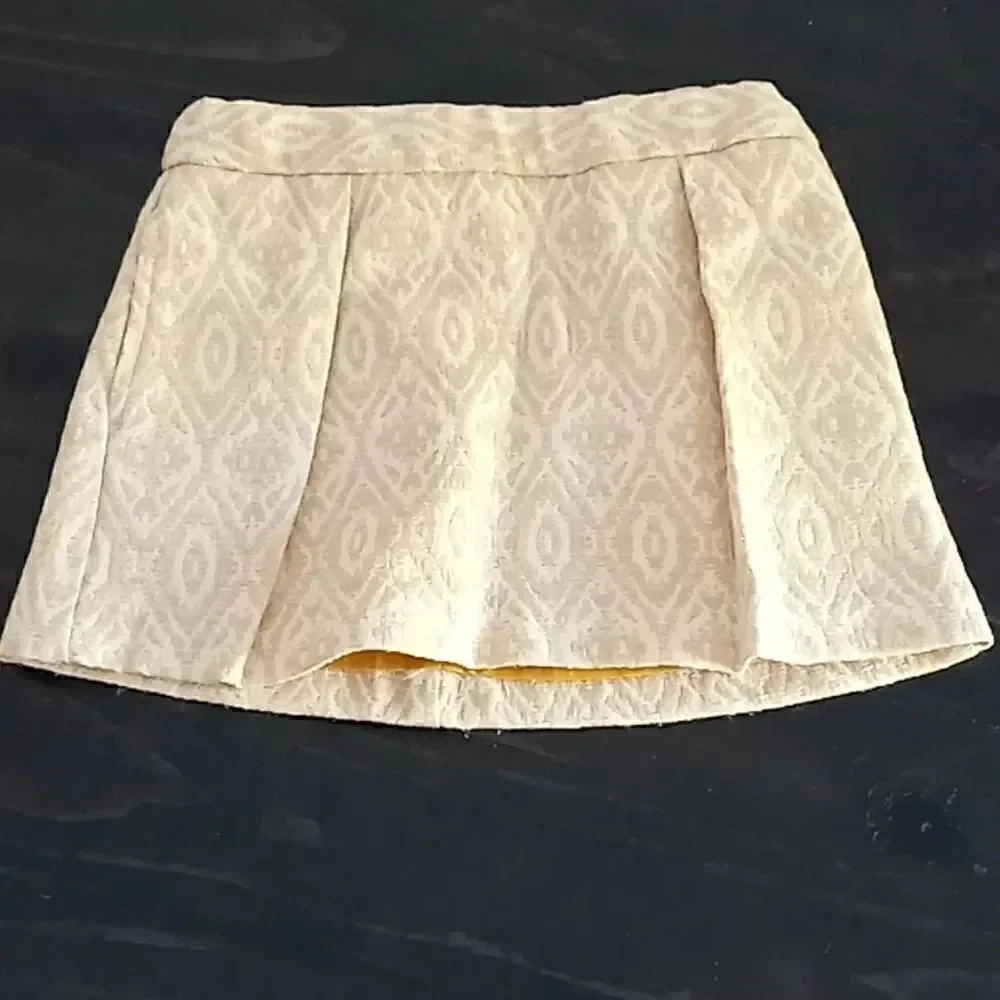 GENUINE KIDS FROM OSHKOSH cream skirt size2T